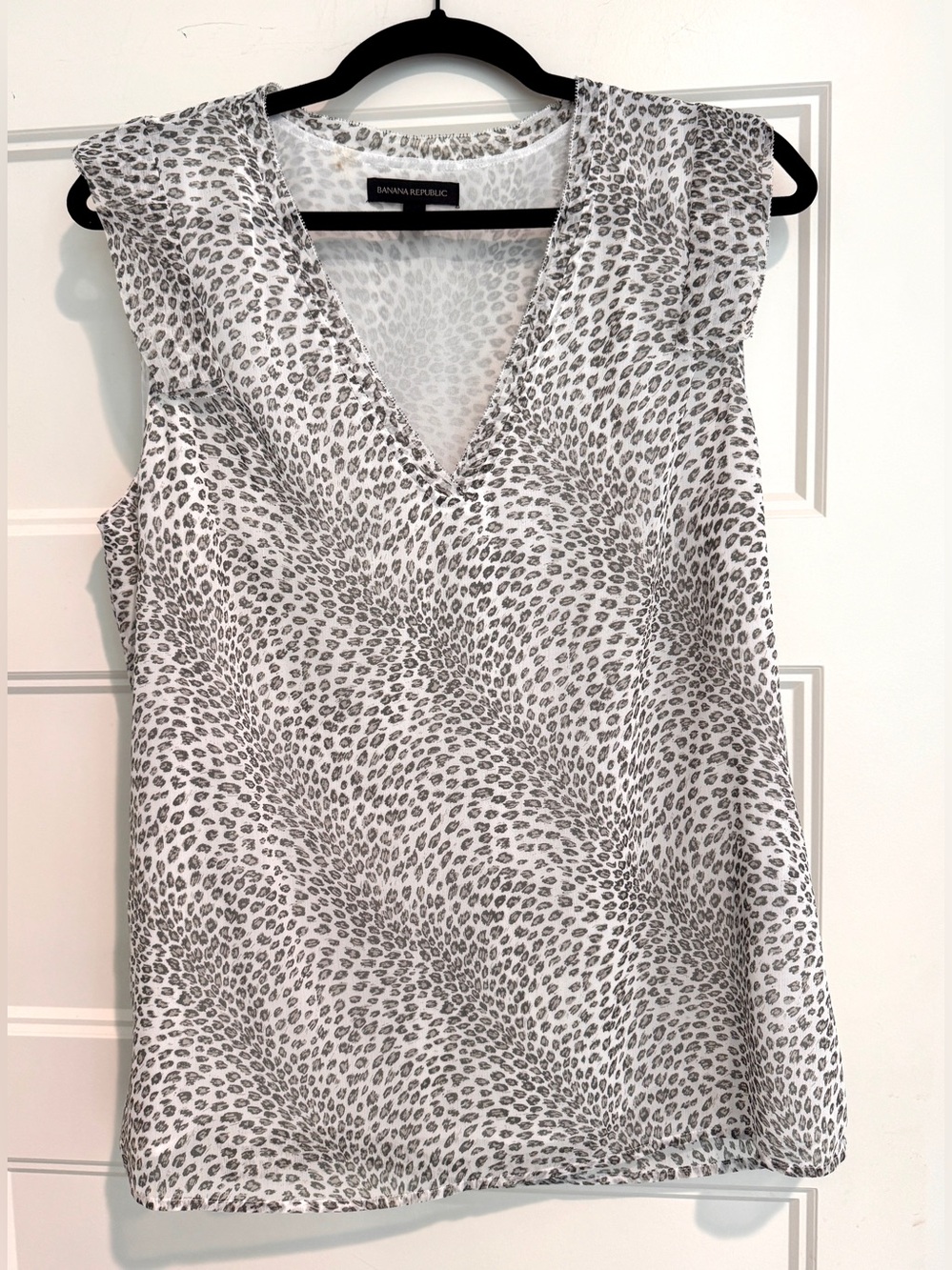 Banana Republic Top White Gray Leopard Printed V-Neck Sleeveless Top Large EU